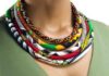 5 FAÇONS DE PORTER UN COLLIER DE PERLES MULTICOLORES ET LE METTRE EN VALEUR