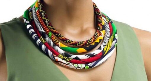 5 FAÇONS DE PORTER UN COLLIER DE PERLES MULTICOLORES ET LE METTRE EN VALEUR