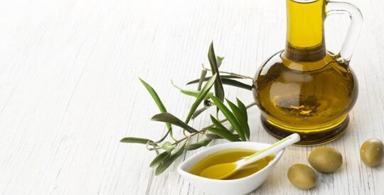 3 MASQUES À L’HUILE D’OLIVE POUR CHEVEUX SECS